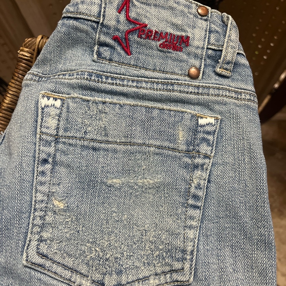 Women’s R4R premium denim size 5 with embroidered flowers. Light wash.